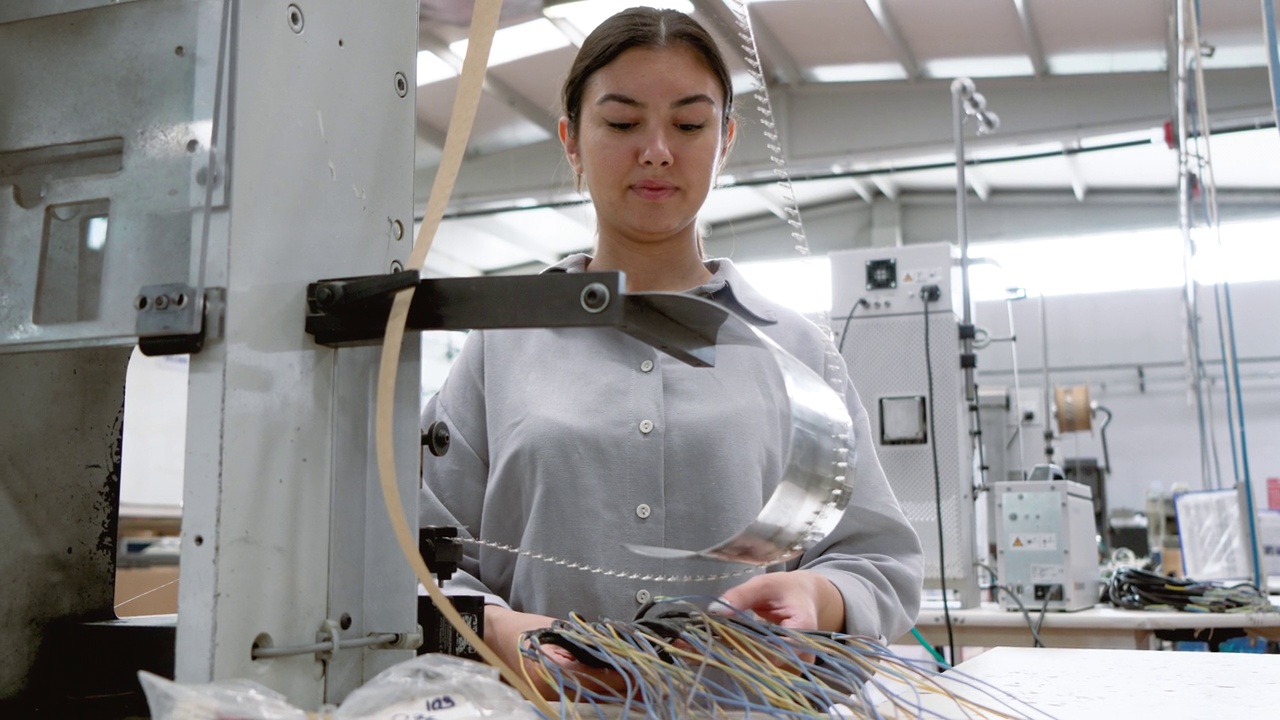 在工厂里操作制造设备的女工业工人视频下载