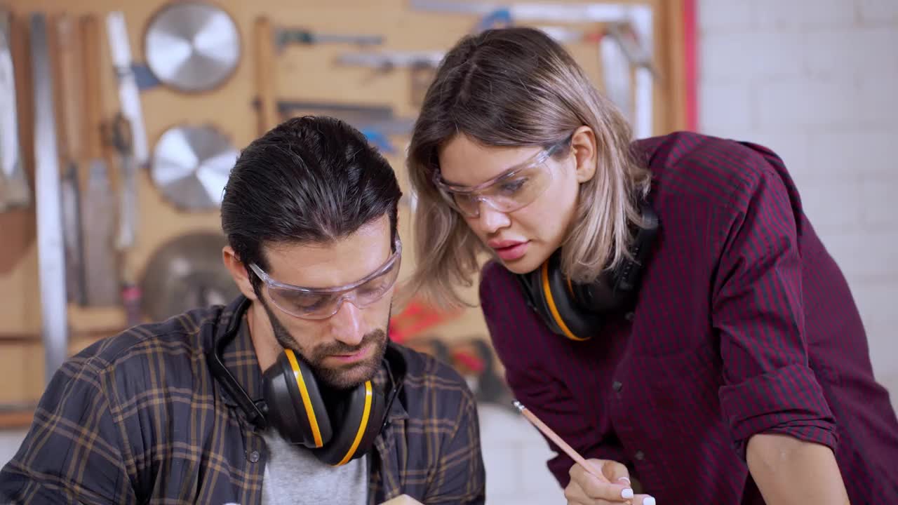 爱与工艺:木匠和女朋友建造木制家具视频下载