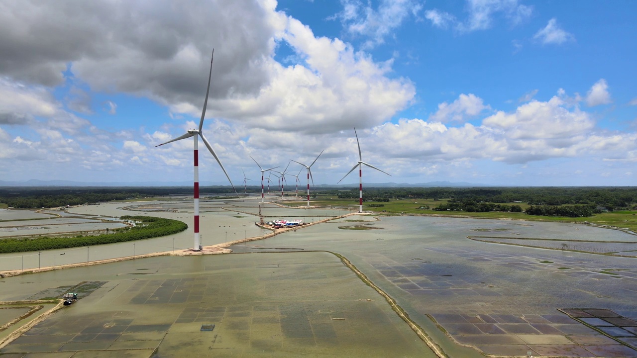 无人机视角下的风车风力涡轮机。可持续能源背景。视频素材