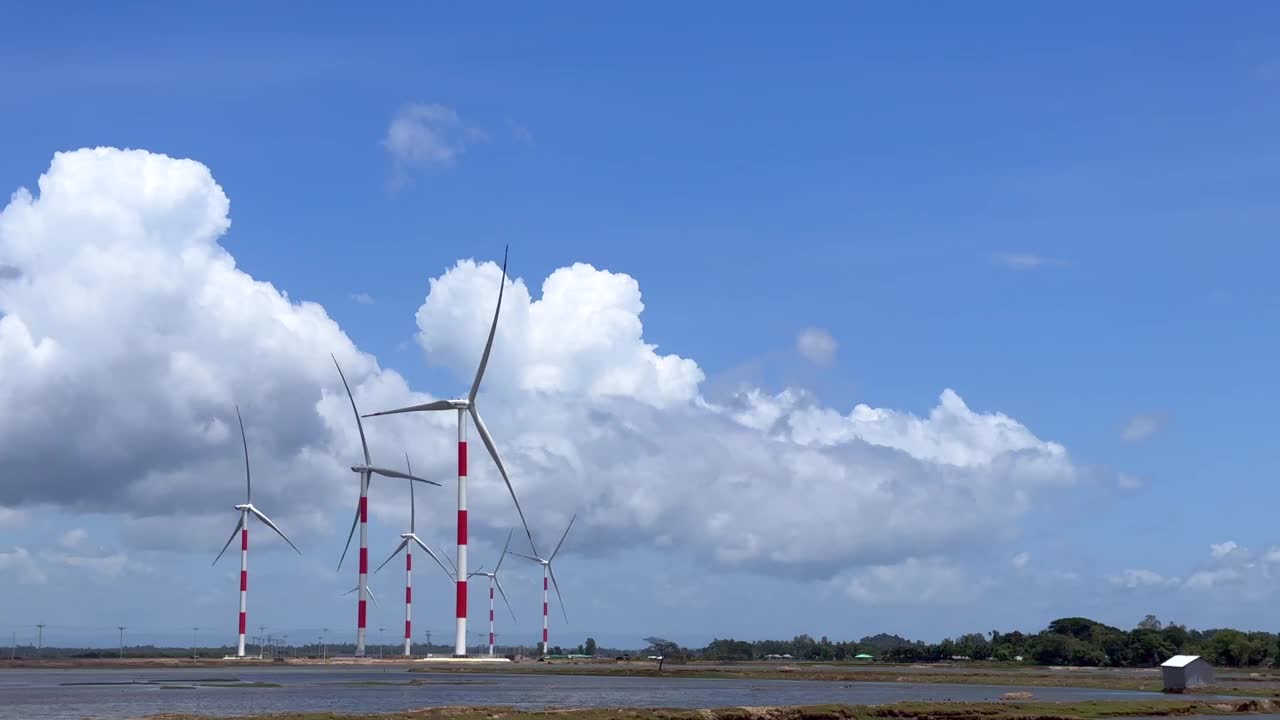 风车在风力涡轮机农场与清澈的蓝天。可再生能源发电背景视频素材