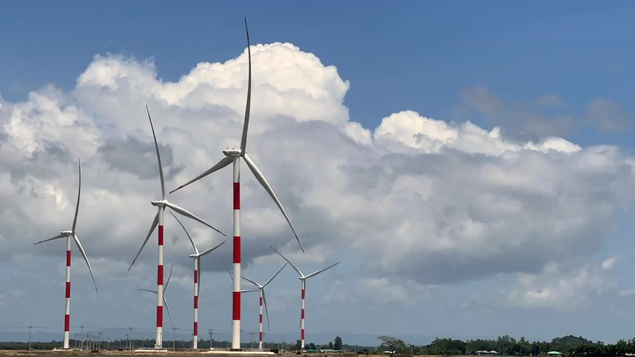 风车在风力涡轮机农场的时间间隔。可再生能源发电。发展进步理念视频素材