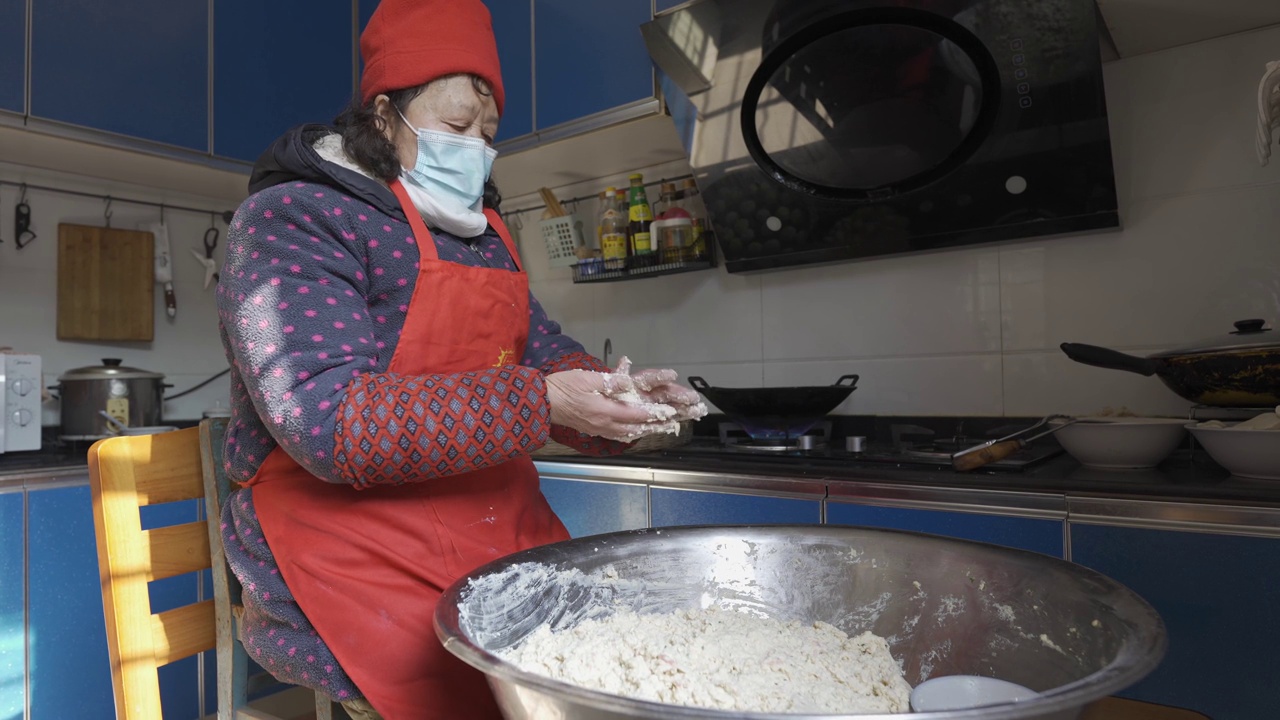 一位妇女正在包豆腐饺子视频素材