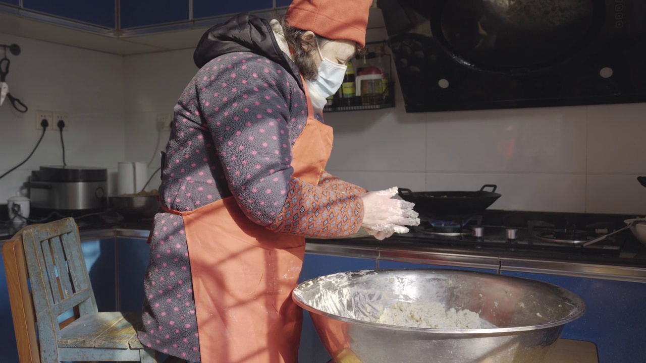 一位妇女正在包豆腐饺子视频素材