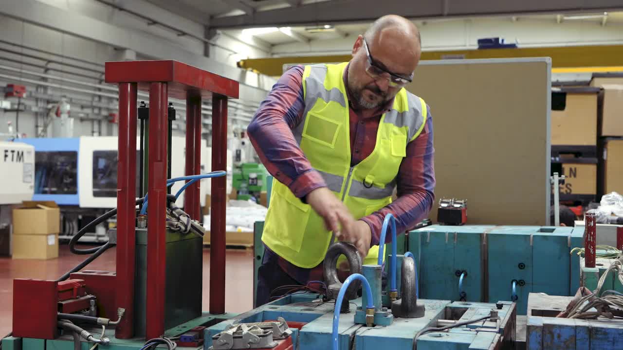 在工厂里操作制造设备的男性产业工人视频下载