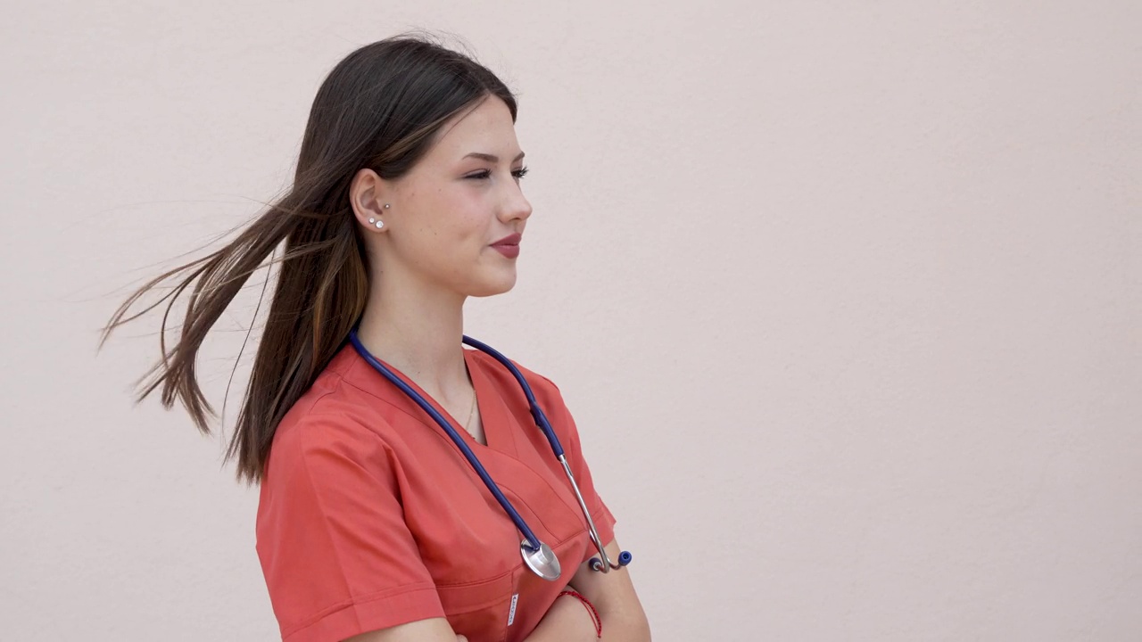 医院里开朗的年轻女医务人员的肖像视频下载