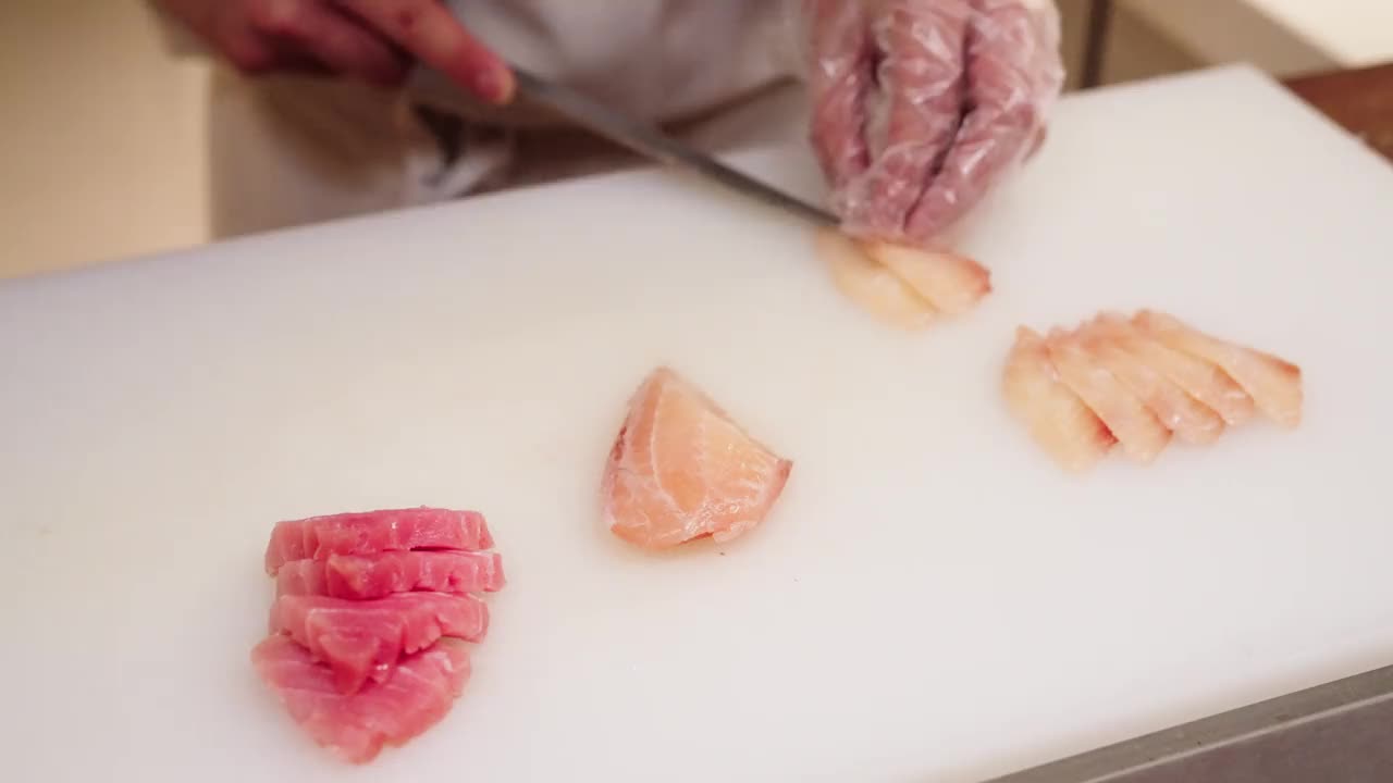 厨师切生鱼片，特写视频下载