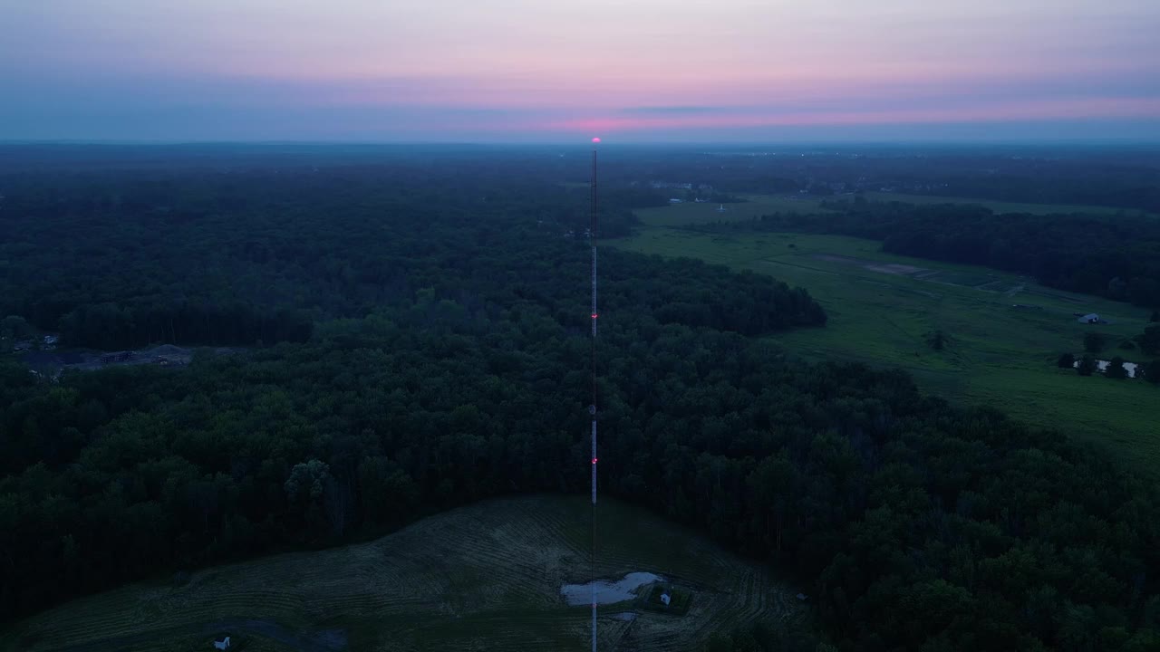 日落时无线电塔的空中天桥视频下载