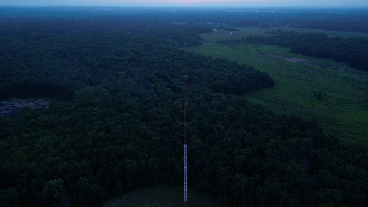 日落时无线电塔的空中天桥视频下载