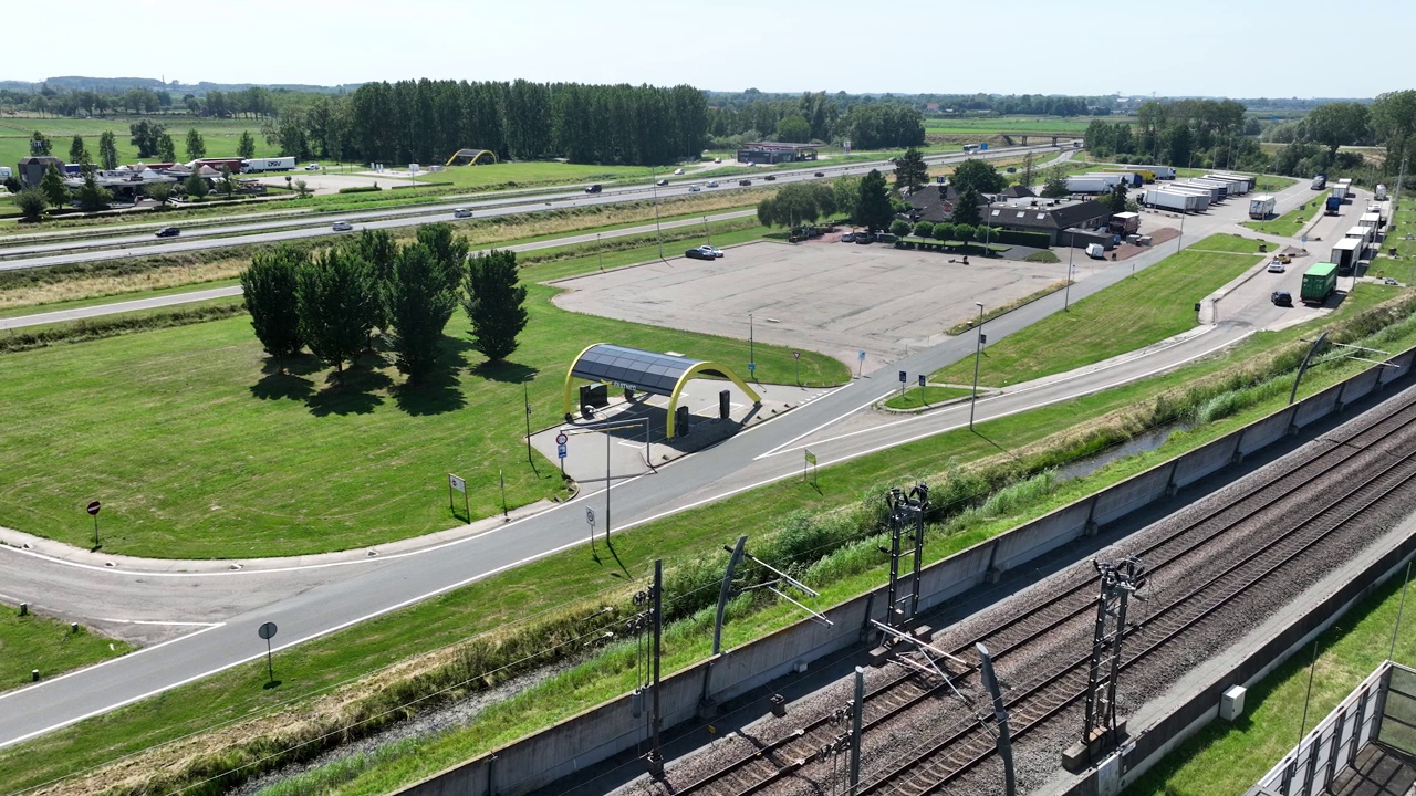 沃登堡，2023年7月12日，荷兰。高速公路和铁路沿线的电动汽车充电站。电动汽车基础设施。视频素材