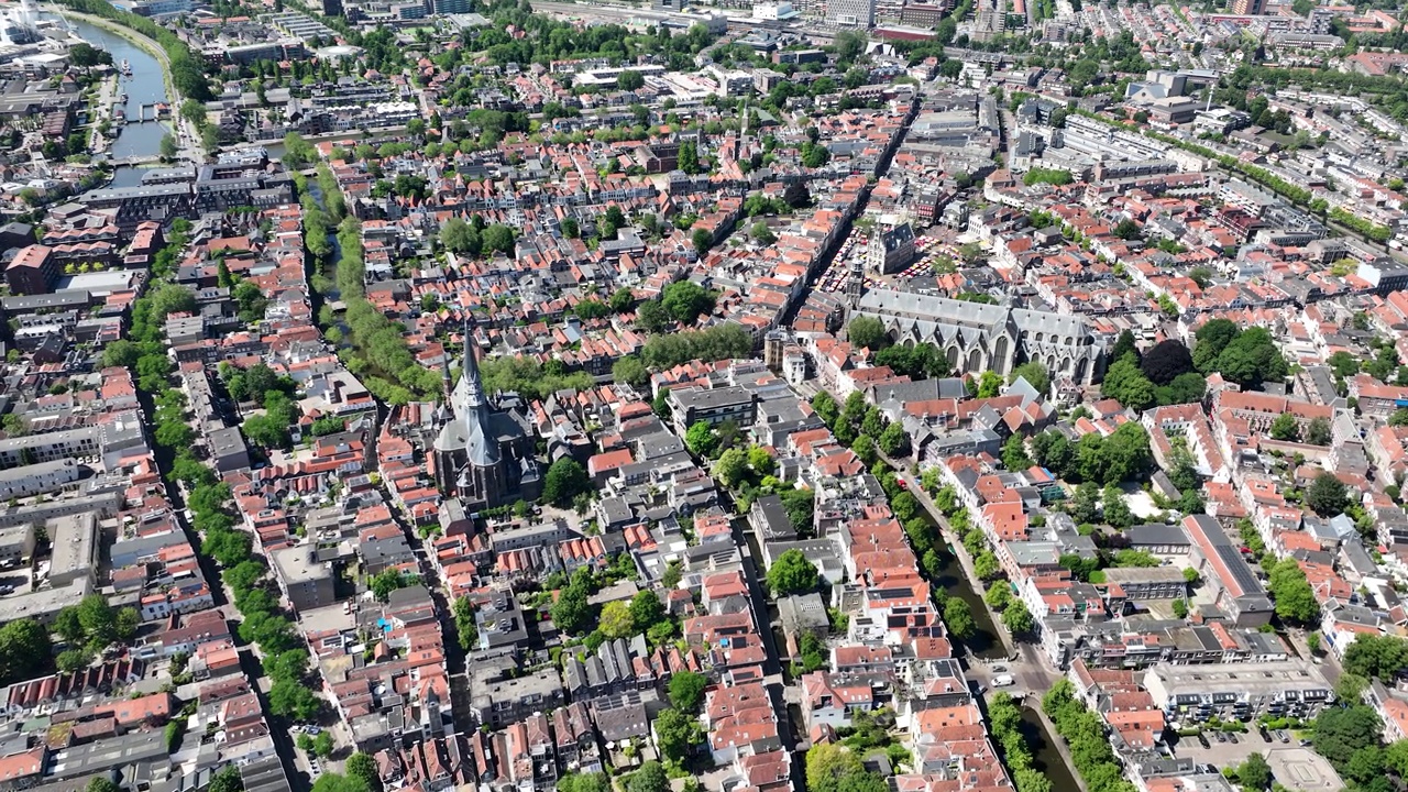 空中无人机拍摄的豪达市全景视频。看到屋顶，房屋建筑和城市基础设施。视频下载