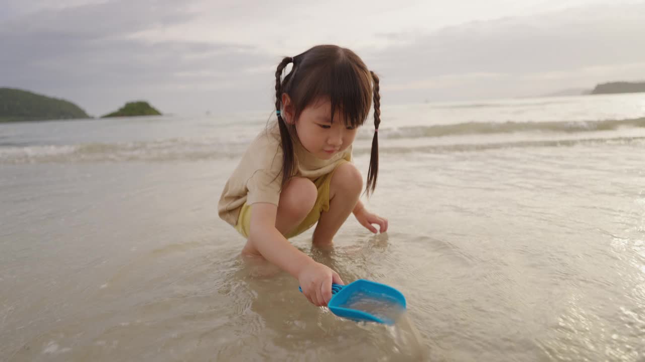 来自日本的女孩在海里玩耍视频下载
