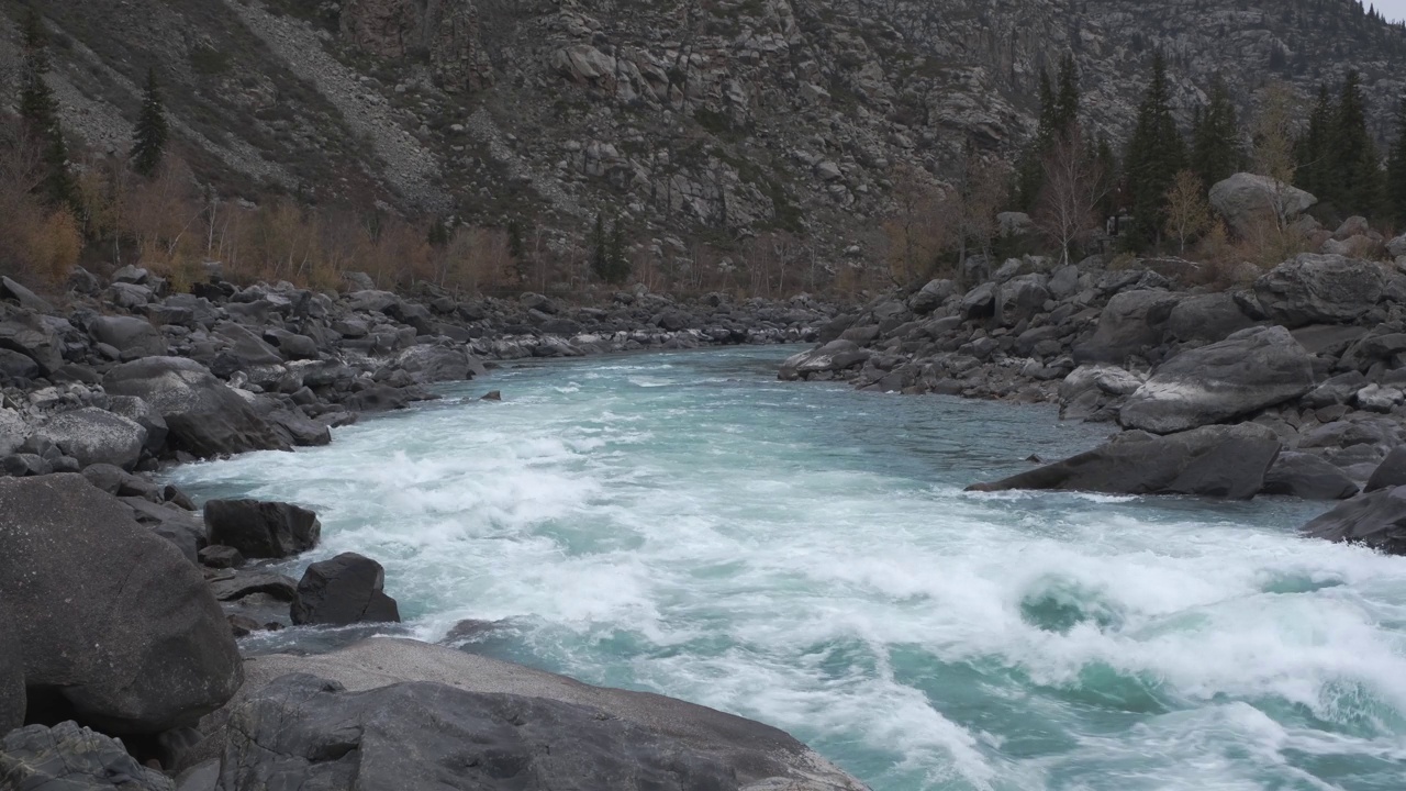 沸腾的山河沿着石岸快速流动视频下载