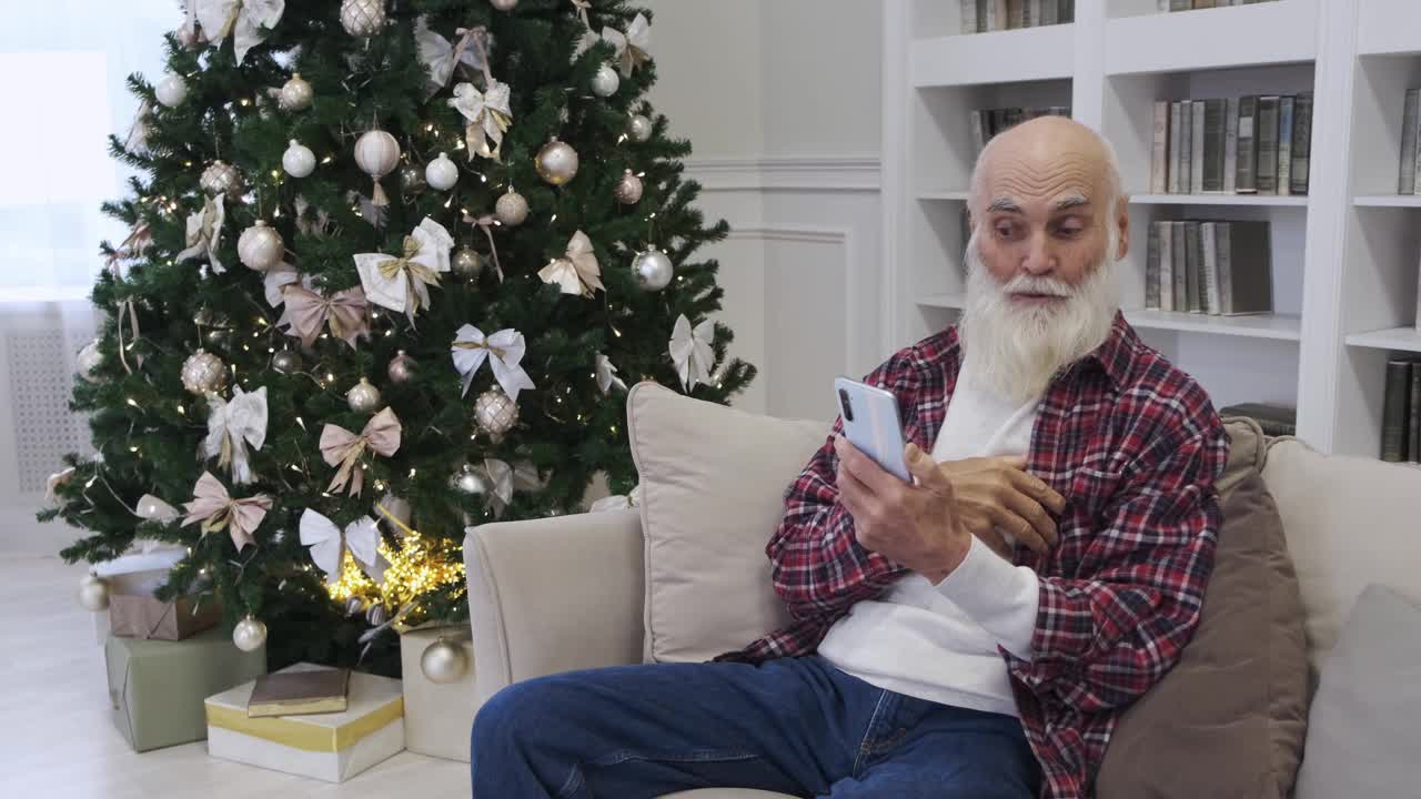 积极的老人通过智能手机与家人进行视频通话视频下载