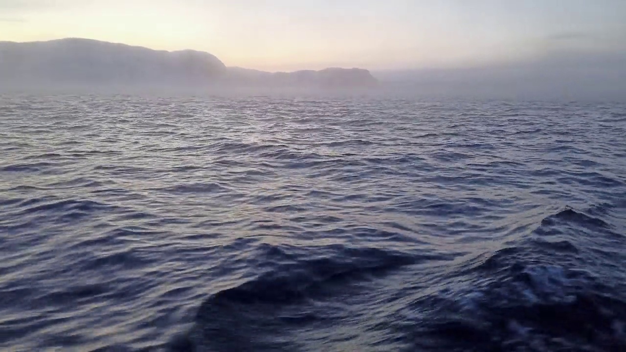 从船上俯瞰海岸和日落时巴伦支海的表面视频下载