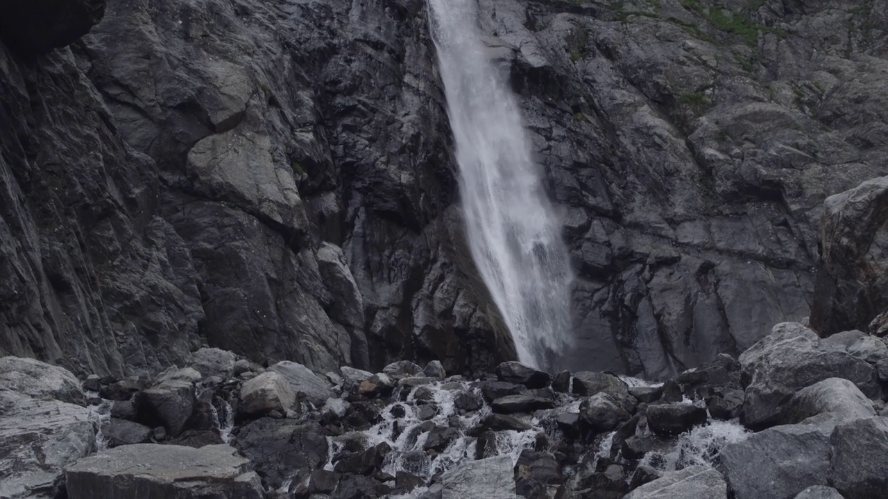 山景优美，有湍急的瀑布流水。高加索山脉视频下载