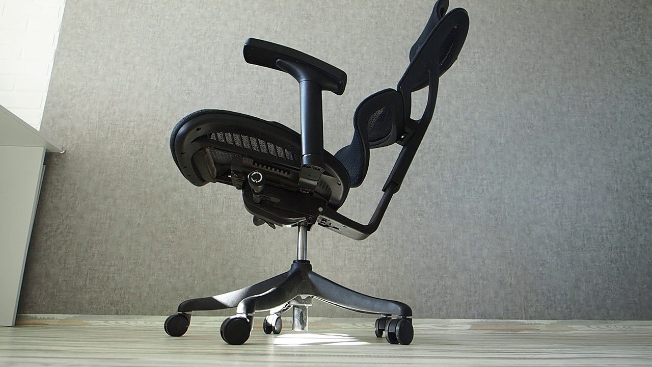 现代办公室内部的办公椅。工作场所和对象概念。视频下载