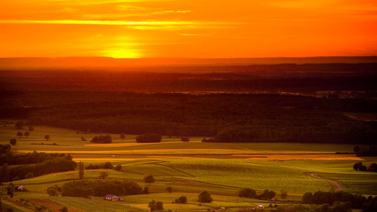 日落在绿色山谷，汝拉地区，法国视频素材