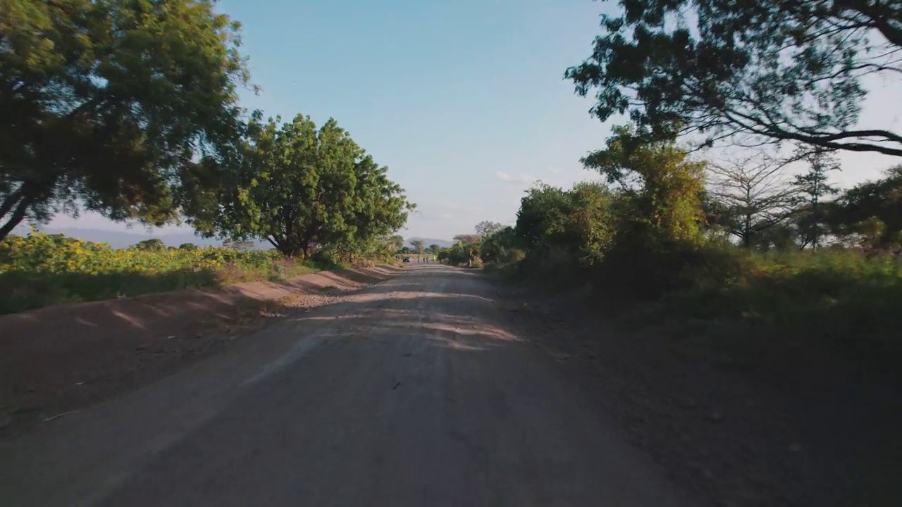 Chemka村的农场和道路景观视频下载