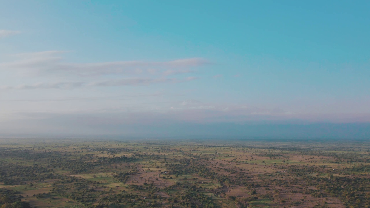 农场和道路的景观，乞力马扎罗山可见在云在Chemka村视频下载
