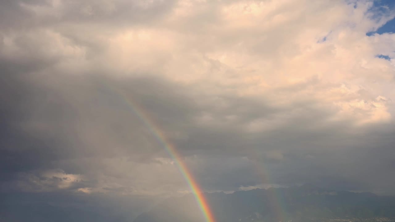 天上有彩虹。山水之山，溅水之水，两道彩虹。视频下载