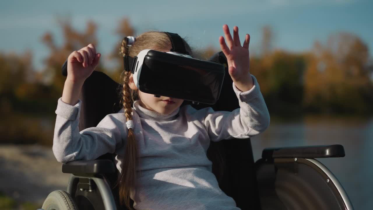 腿部受伤的学龄前儿童使用VR眼镜玩游戏视频下载