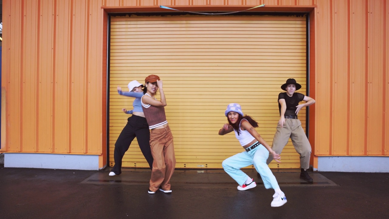 城市风格的专业舞者在城市街道上跳舞视频下载