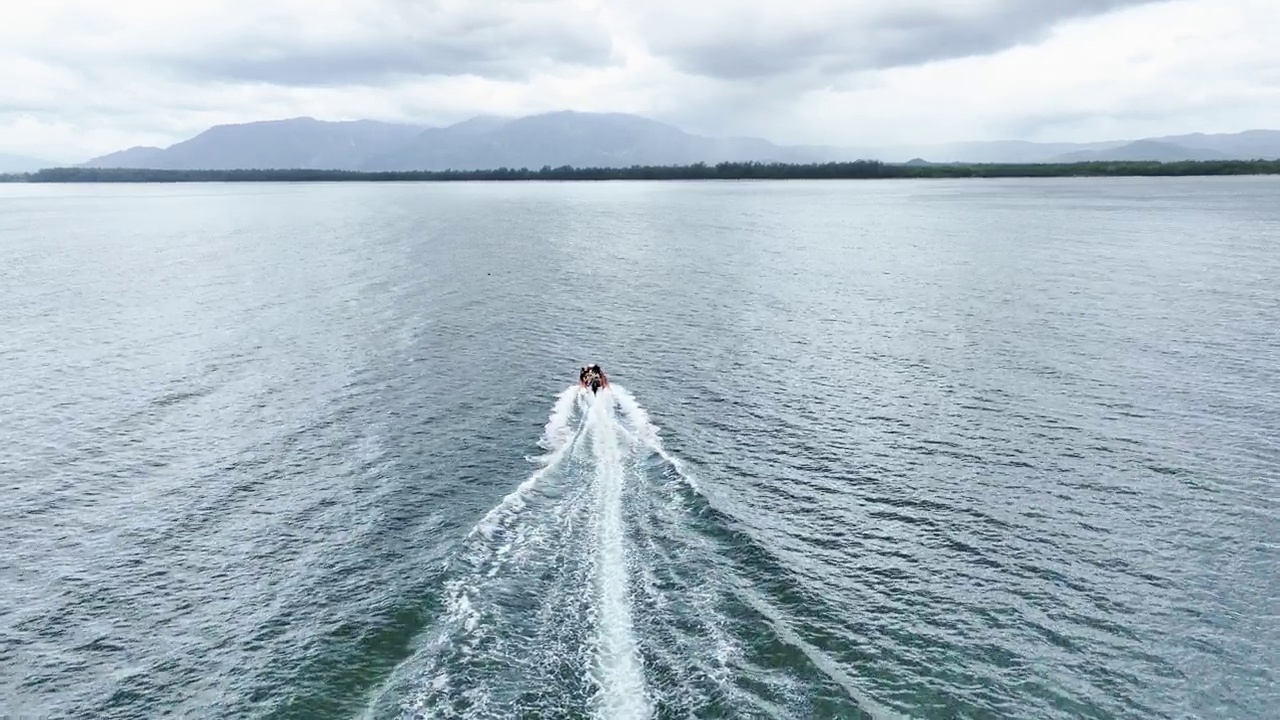 高速快艇沿着“Hat Wanakon National Park (Thap Sakae)”的海岸线移动的电影跟随航拍泰国西部的Prachuap Khiri Khan省有一个沙滩和海洋国家公园。视频下载