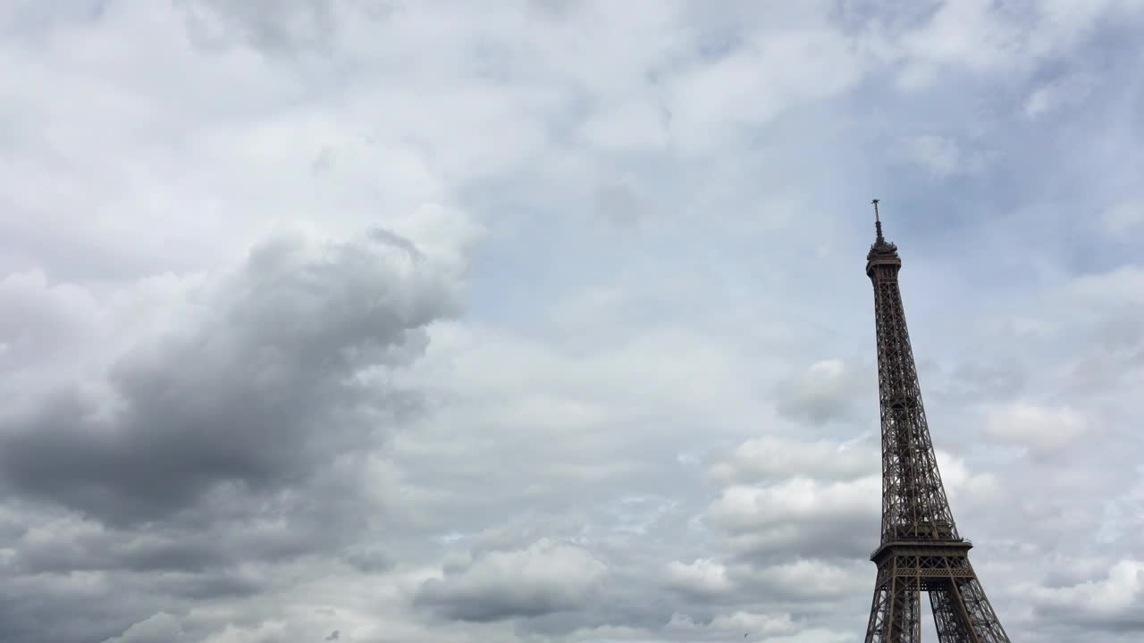 法国巴黎，年轻女子在埃菲尔铁塔前用智能手机自拍视频下载