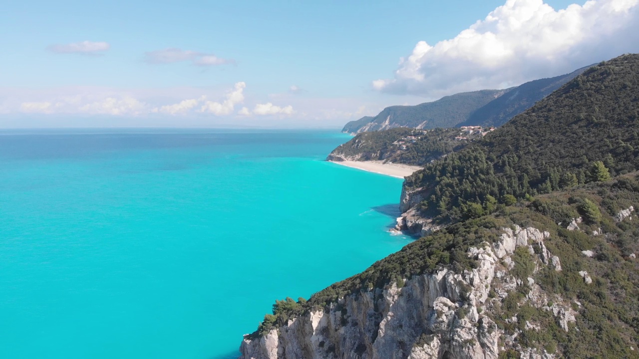 空中美丽的海滩和水湾在希腊壮观的海岸线。碧蓝透明的海水，独特的岩石悬崖，希腊夏季旅游的首选目的地莱夫卡达岛视频下载