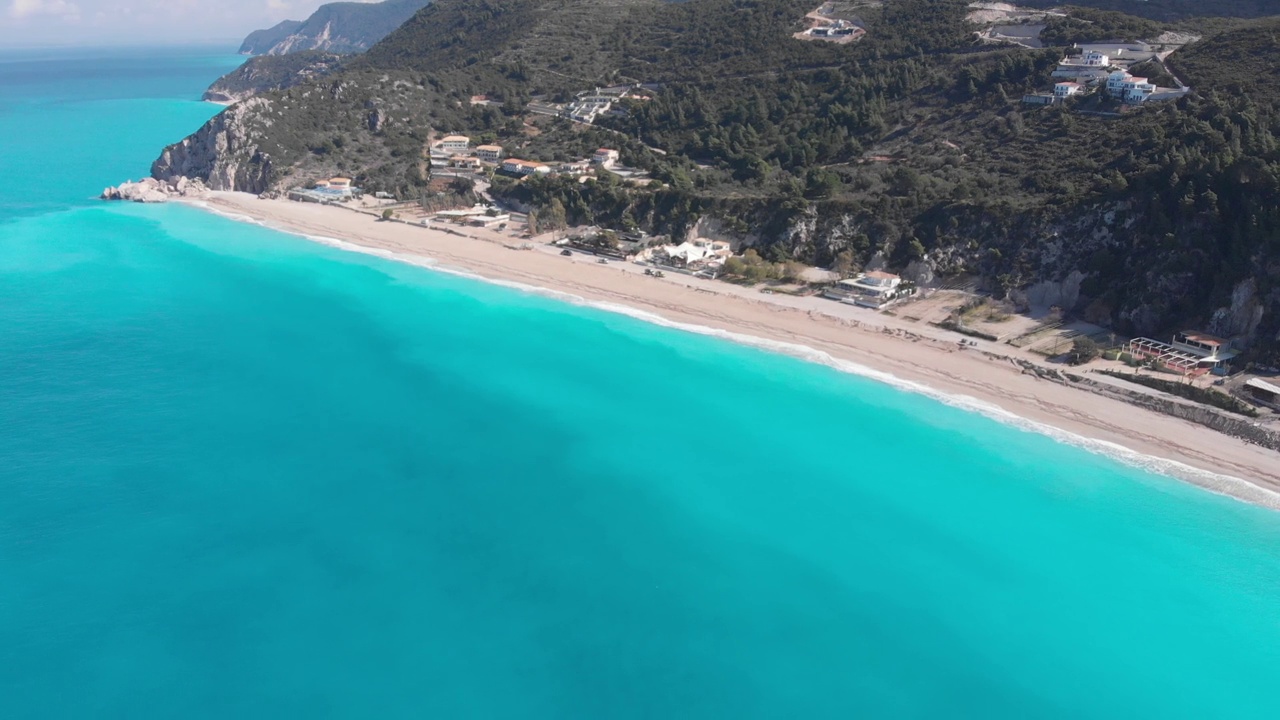 空中美丽的海滩和水湾在希腊壮观的海岸线。碧蓝透明的海水，独特的岩石悬崖，希腊夏季旅游的首选目的地莱夫卡达岛视频下载