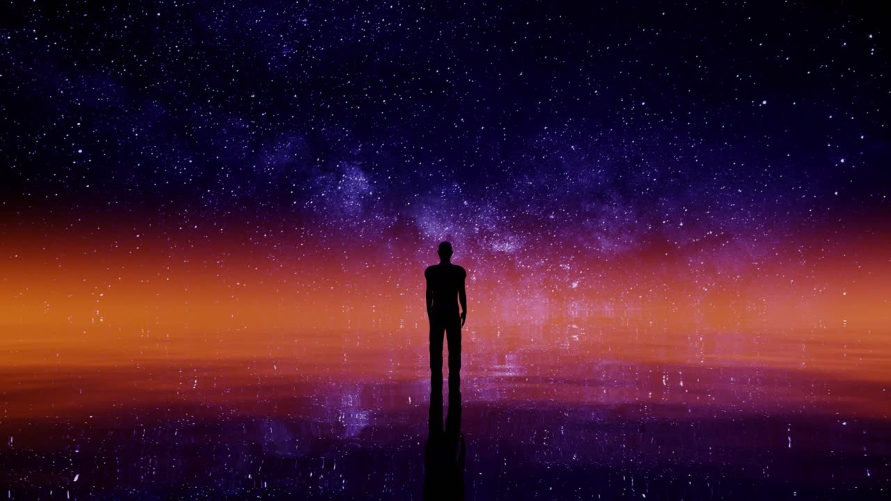 一个人站在水中，柔和的波浪反射着橙色黄昏中的星星和上升的星系视频下载
