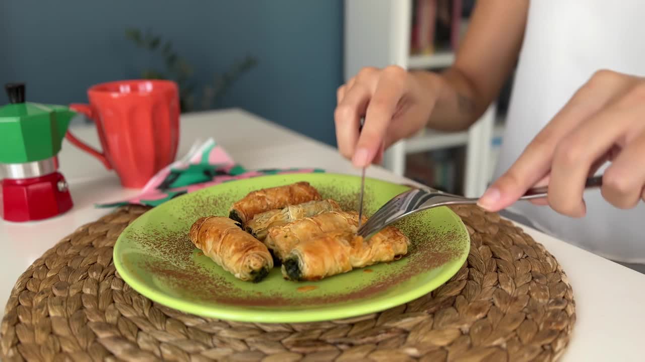 美味的土耳其菠菜卷糕点视频下载