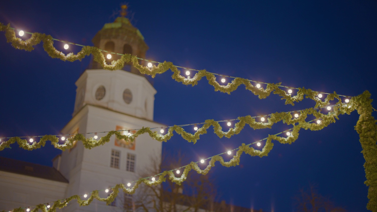 萨尔茨堡居民广场的萨尔茨堡博物馆充满了节日的圣诞气氛视频素材