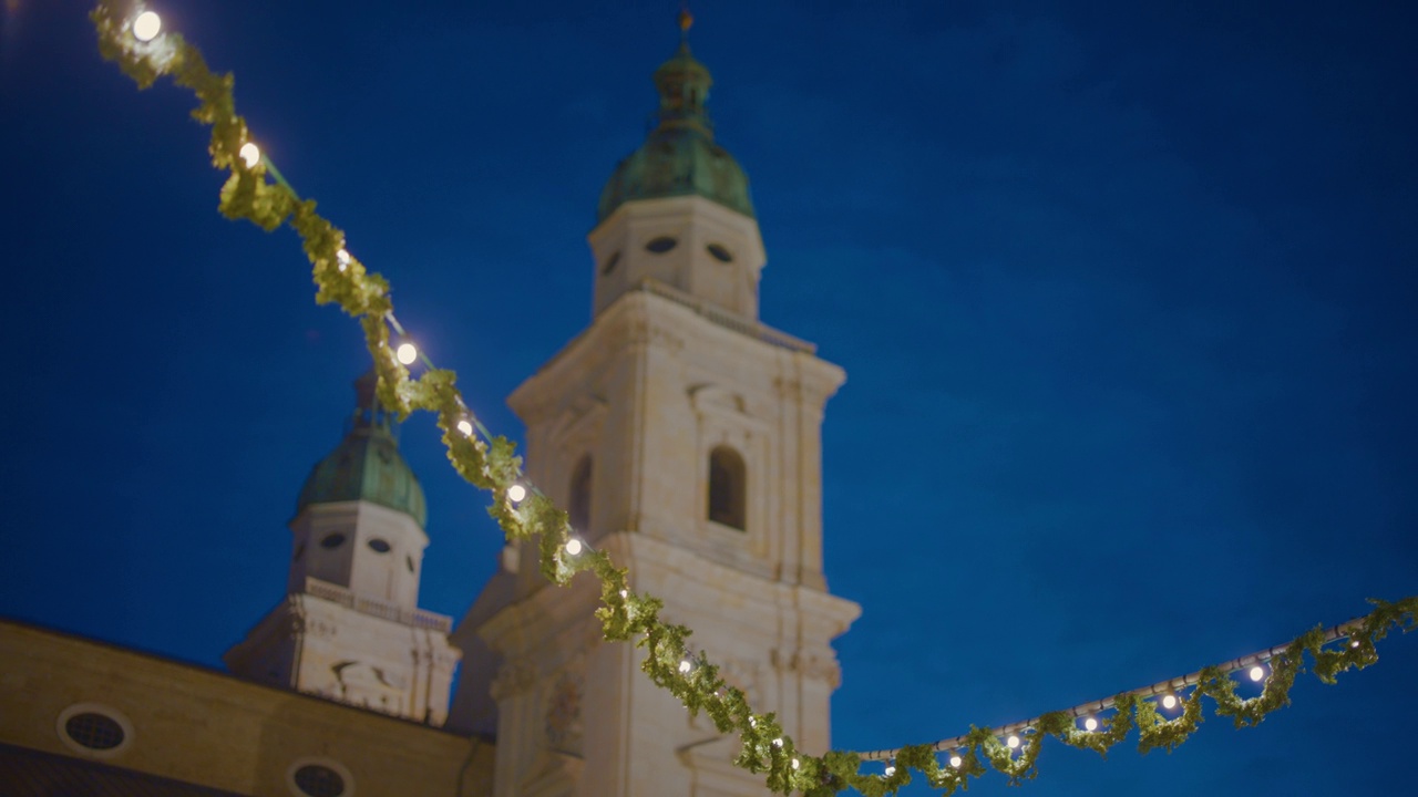 萨尔茨堡居民广场的萨尔茨堡大教堂充满了节日的圣诞气氛视频素材