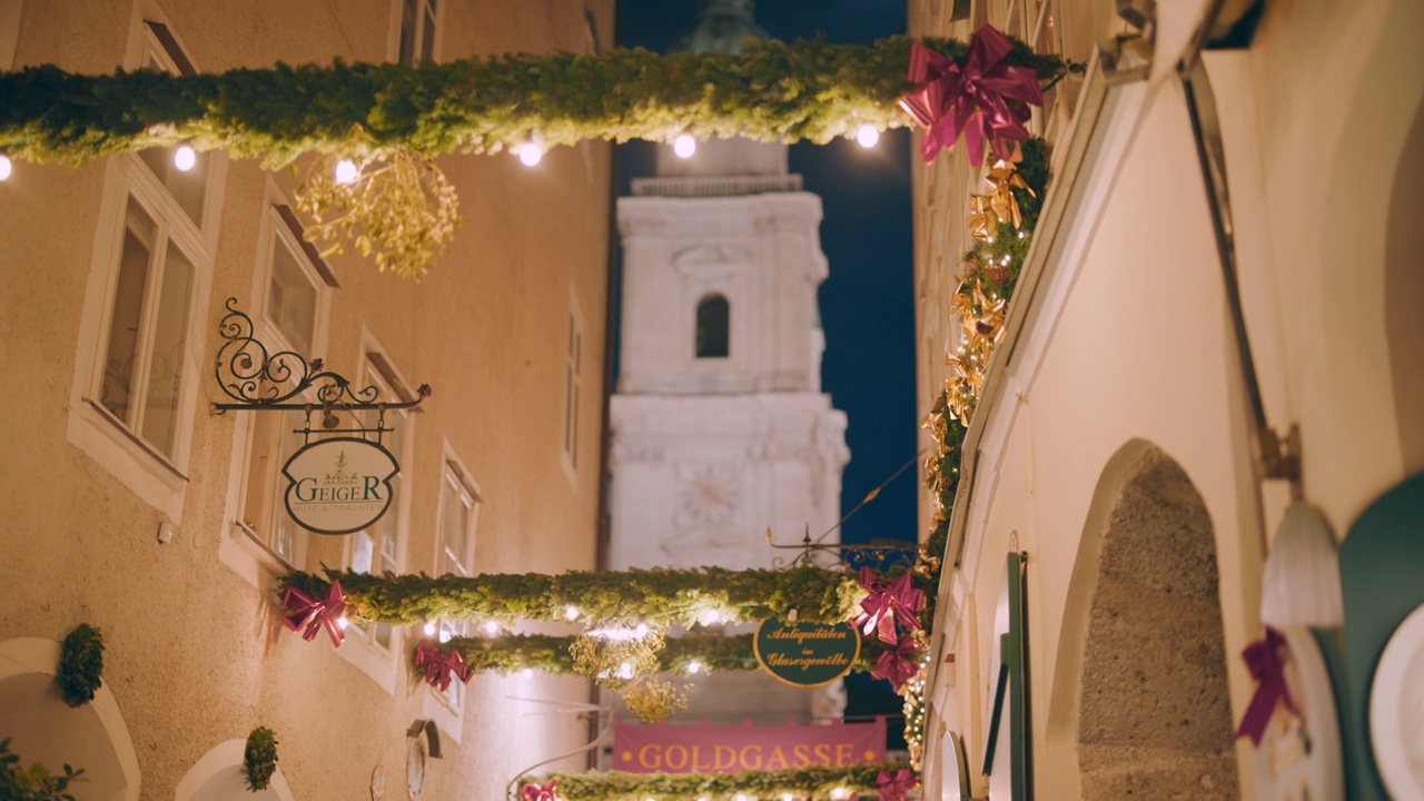 朝萨尔茨堡大教堂方向的小巷里洋溢着节日的圣诞气氛视频素材