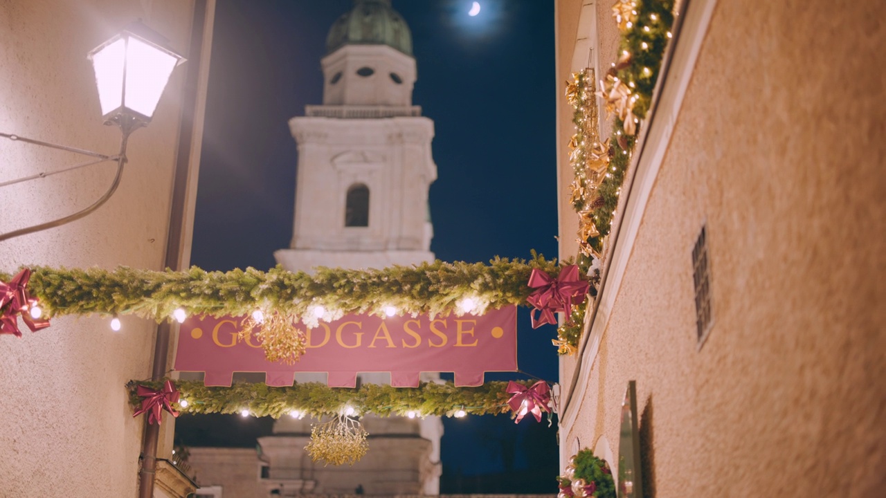 萨尔茨堡Goldgasse小巷的圣诞气氛视频素材