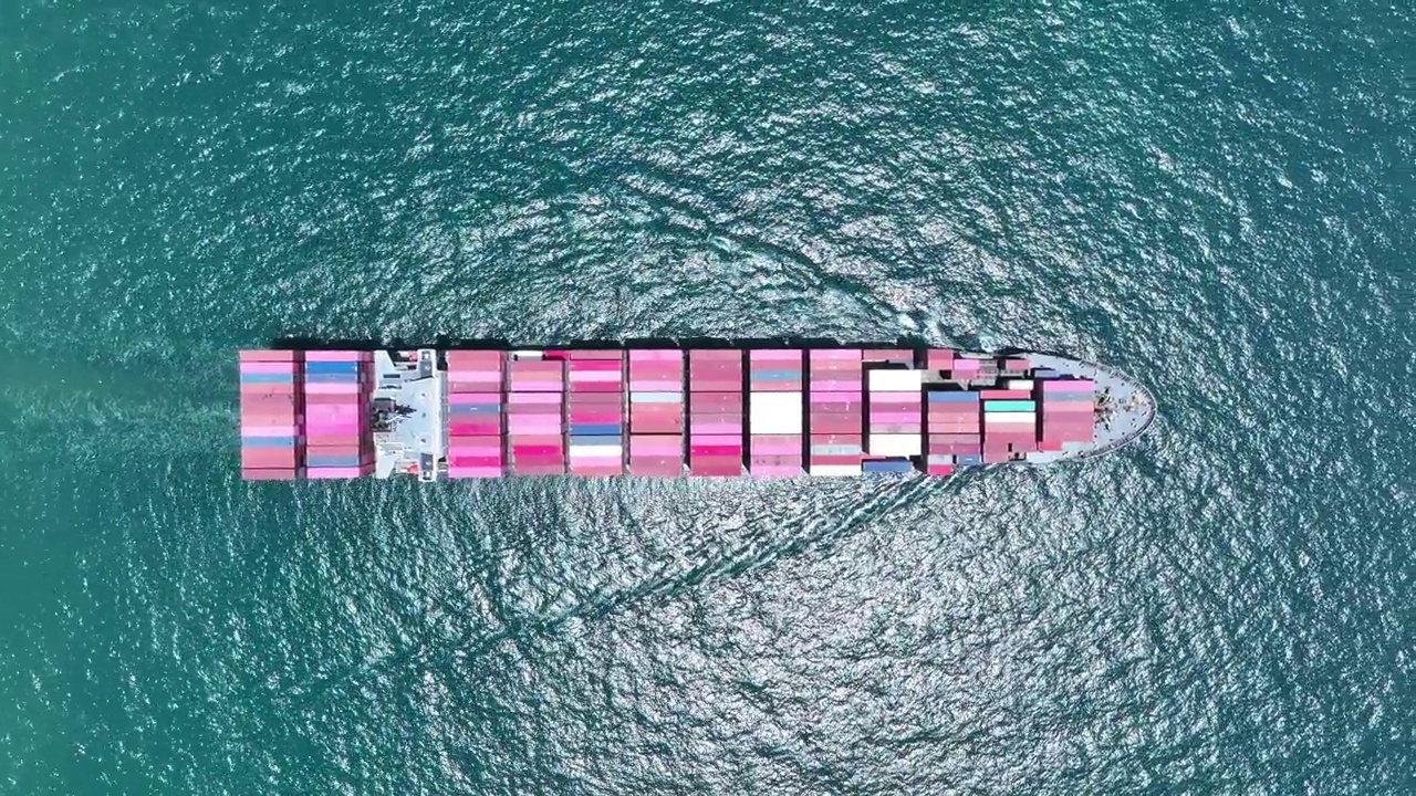 鸟瞰图货船运载集装箱和运行出口货物从货场港口到其他海洋概念货运船。视频素材