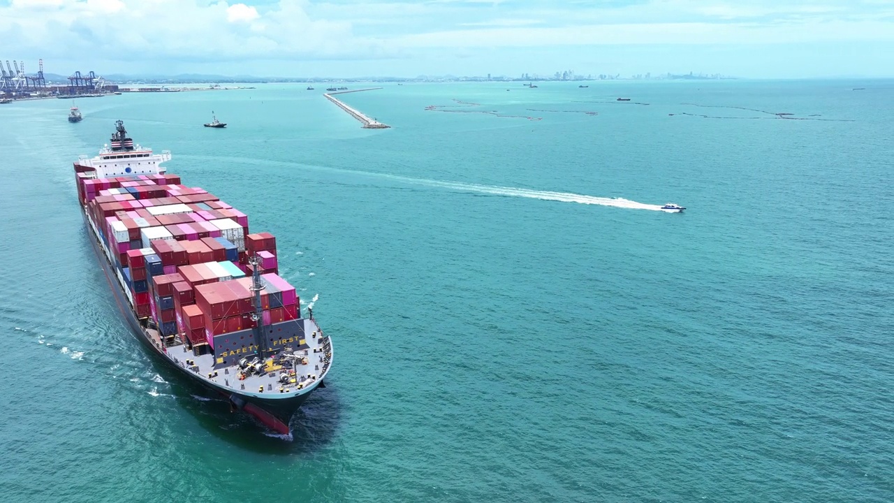 鸟瞰图货船运载集装箱和领航船运行出口货物从货场港口到其他海洋概念货运船。视频素材