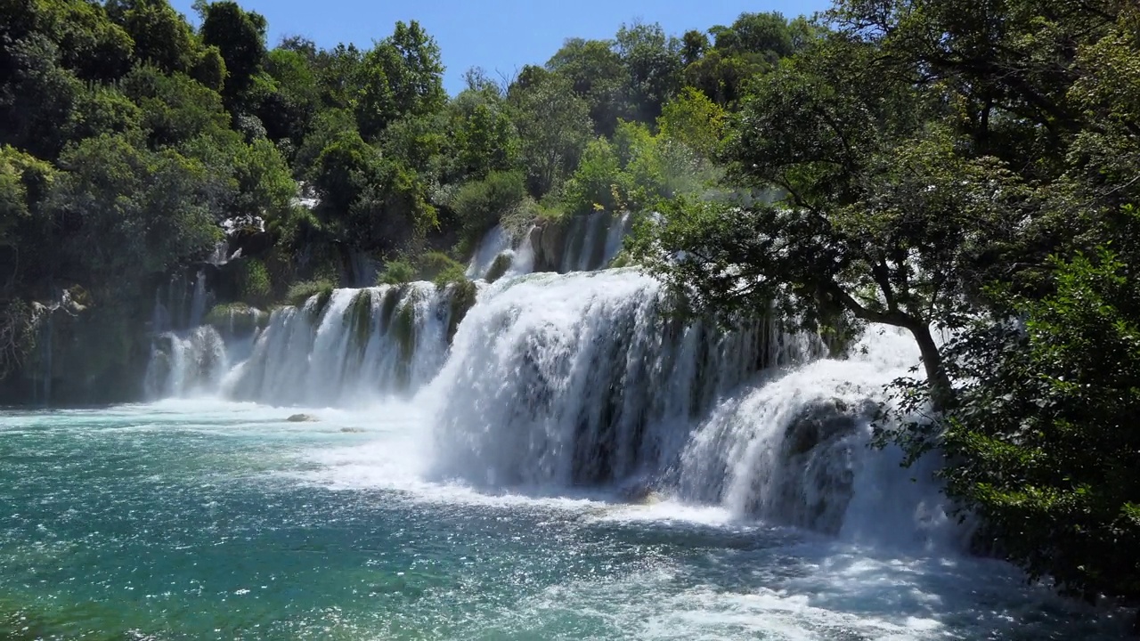 克罗地亚克尔卡国家公园的瀑布和河流视频下载