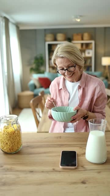 成熟的老年妇女吃健康的早餐视频素材