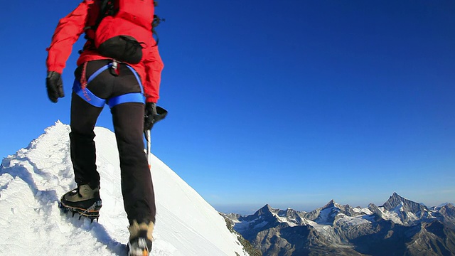 登山者沿着积雪的山脊行走HD1080p视频素材