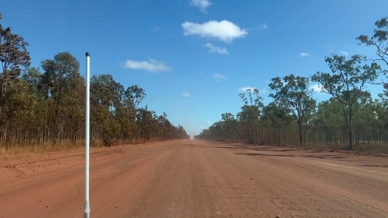 POV汽车在澳大利亚昆士兰州约克角的发展路上行驶视频下载