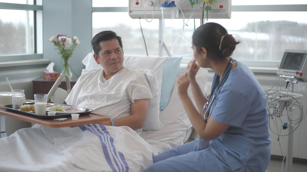 护士和病人坐在一起视频素材
