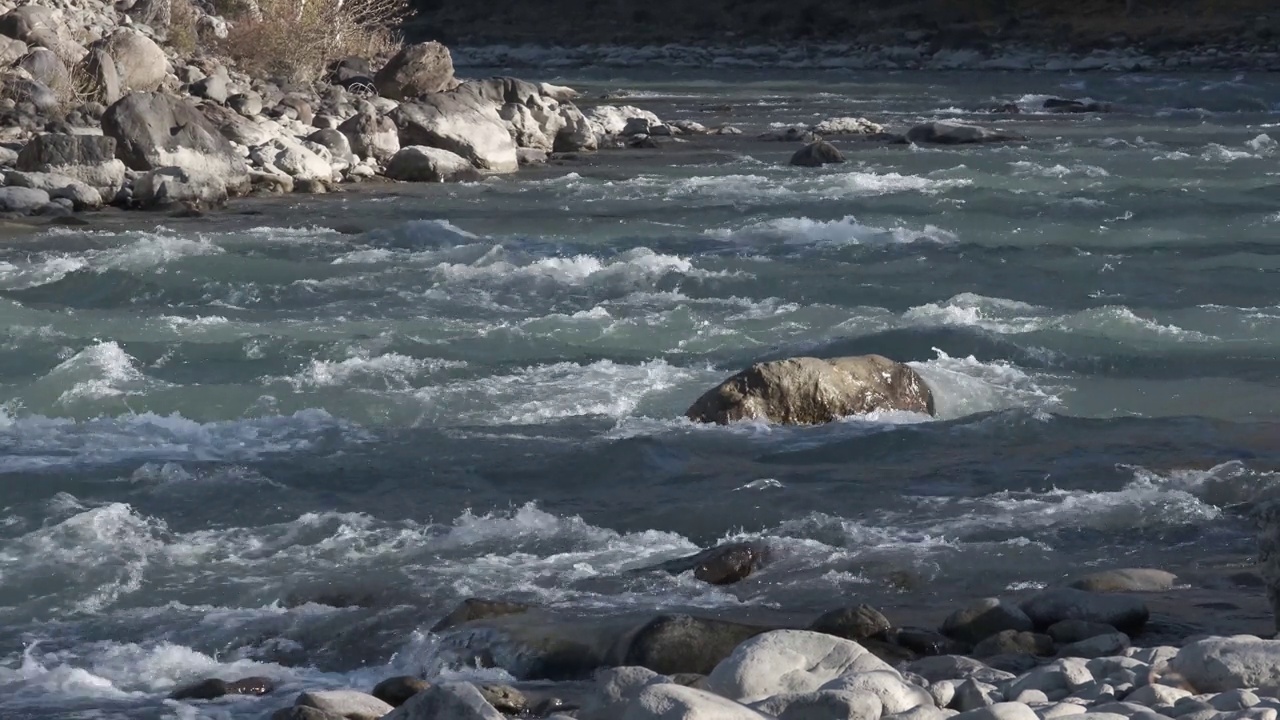沸腾的水迅速流过石头。山间河流，慢动作视频下载
