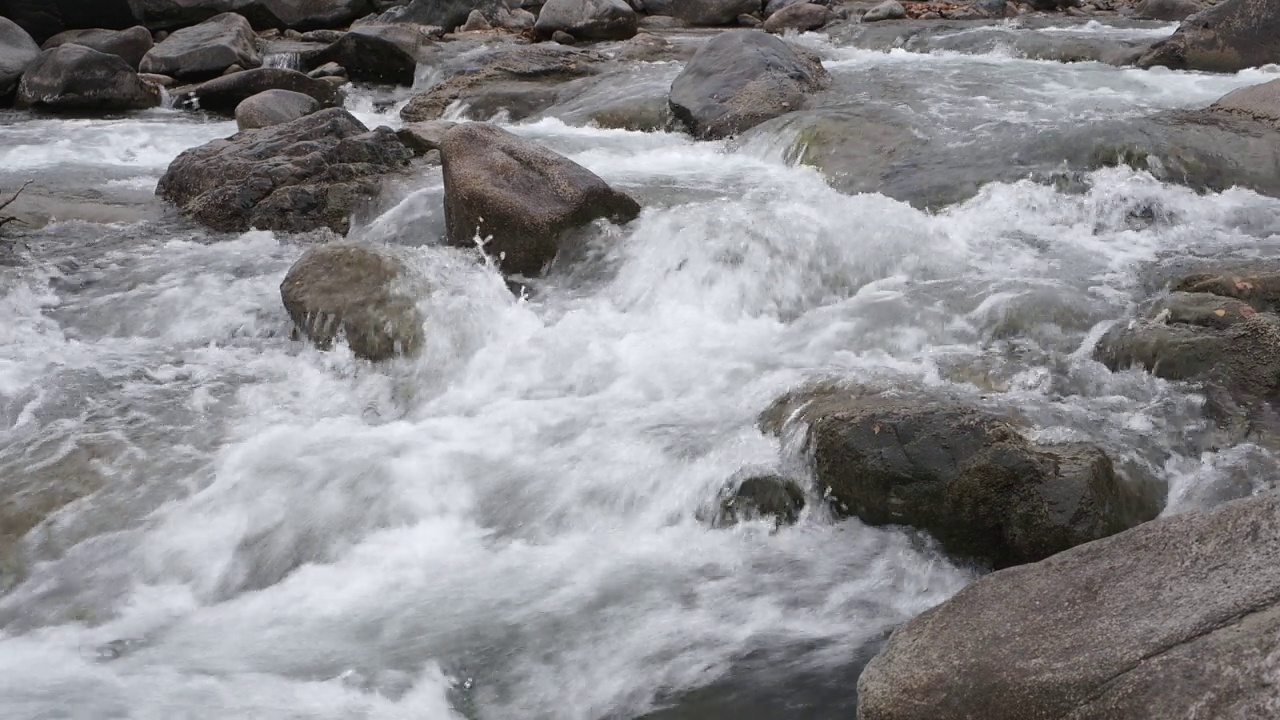 山河在阳光下流过石头视频下载