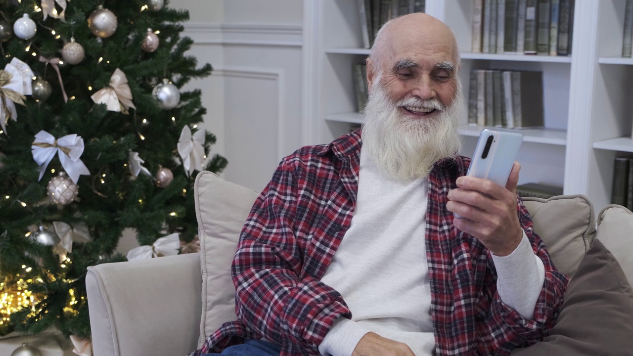 快乐的退休老人喜欢用智能手机看孙子孙女的视频视频下载