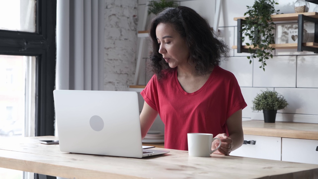 非裔美国妇女在家用笔记本电脑做视频通话视频下载