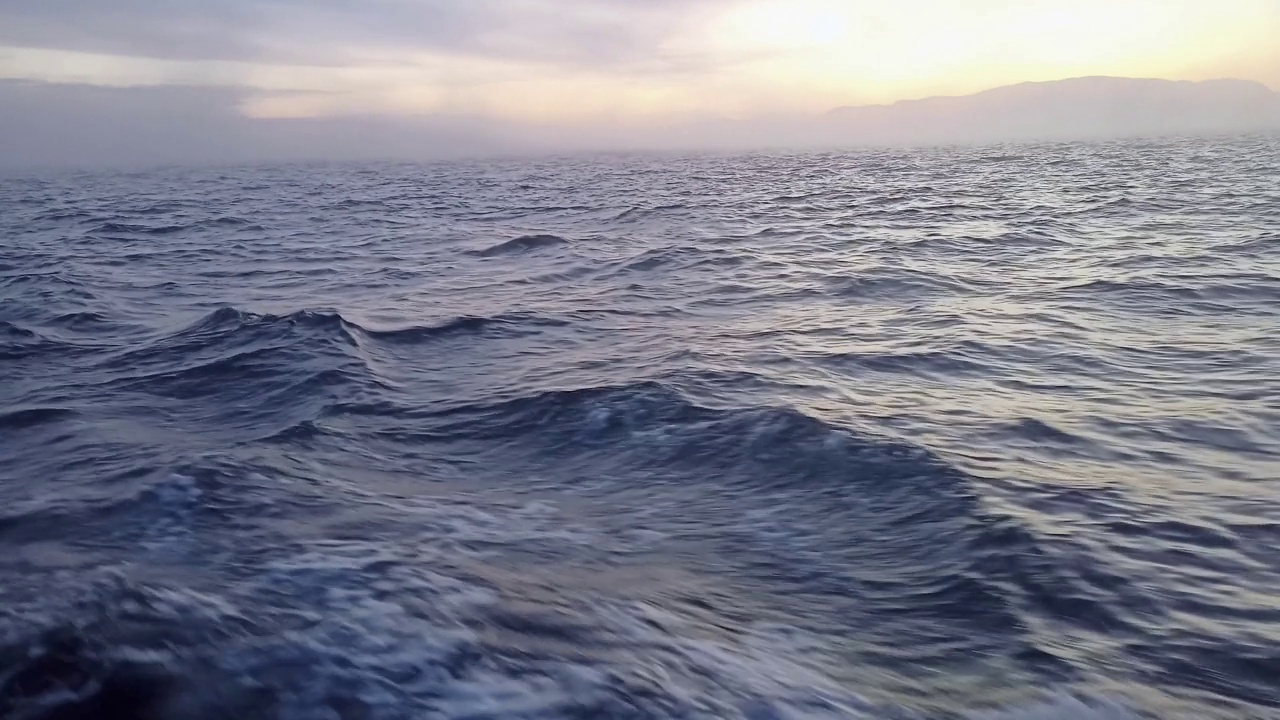 从船上俯瞰海岸和日出时巴伦支海的表面视频下载