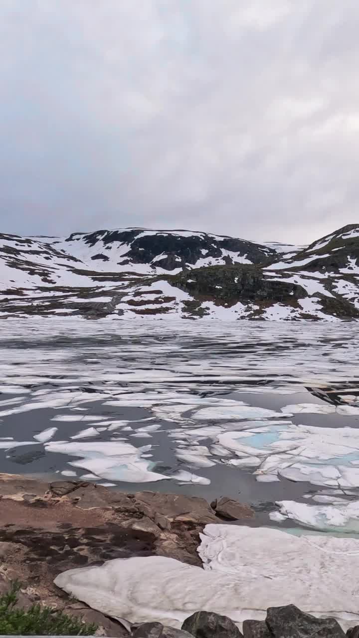 湖面上的冰和挪威山顶上的雪视频素材