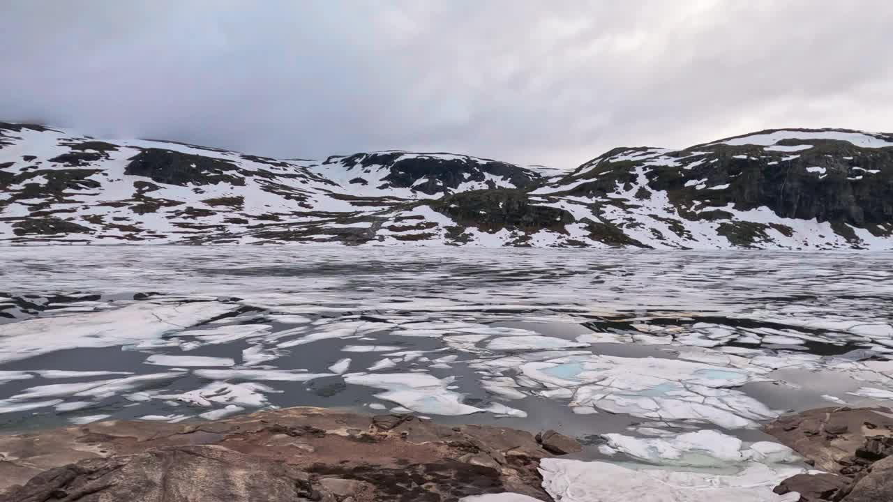 湖面上的冰和挪威山顶上的雪视频素材
